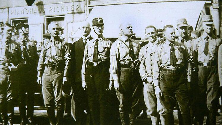 Hitler, Heß, Schemm, der spätere bayerische Ministerpräsident Siebert, Himmler und Streicher (v.l.) auf dem Bayreuther Markplatz. Repros: Franze