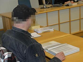 Gerhard M. hat sich vorbereitet. Er hat alle Unterlagen mit in die Verhandlung genommen, auch sein Tablettendöschen und die Hülle eines Pornofilmes. Beides spielt vor Gericht eine Rolle. Foto: Ronald Rinklef