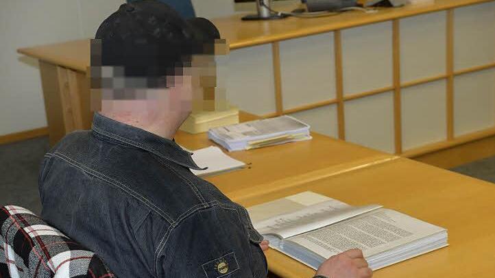 Gerhard M. hat sich vorbereitet. Er hat alle Unterlagen mit in die Verhandlung genommen, auch sein Tablettendöschen und die Hülle eines Pornofilmes. Beides spielt vor Gericht eine Rolle. Foto: Ronald Rinklef