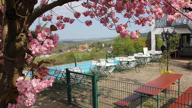 Sonnige und rosige Aussichten: Eberns Freibad samt Sonnenterrasse von einem Kirschbaum am Tag der Eröffnung betrachtet.Foto: Ralf Kestel
