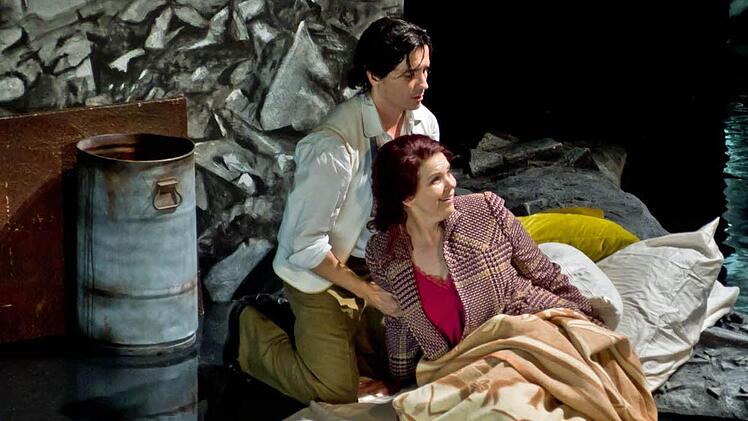 José Manuel erhielt viel Beifall für seine Darstellung des Rodolfo. Beeindruckend: Betsy Horne als Mimi.Foto: Jochen Berger