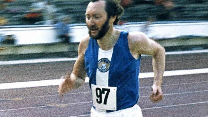 Fritz Blumensaat, hier bei einem Bahnlauf im Trikot des ATS Kulmbach, rief 1986 den Walter-Richter-Gedächtnislauf in Erinnerung an seinen Lauffreund ins Leben. Kurz vor dem 30-jährigen Jubiläum ist Blumensaat selbst verstorben. Foto: Archiv