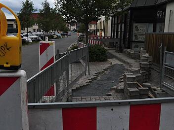 In vollem Gang, wie hier in Kraisdorf, sind zurzeit die Verlegungsarbeiten des Glasfaserkabels für ein schnelleres Internet. In den nächsten Wochen sollen in der Gemeinde Pfarrweisach alle Dörfer mit der schnellen Leitung versorgt werden. Foto: Simon Albrecht