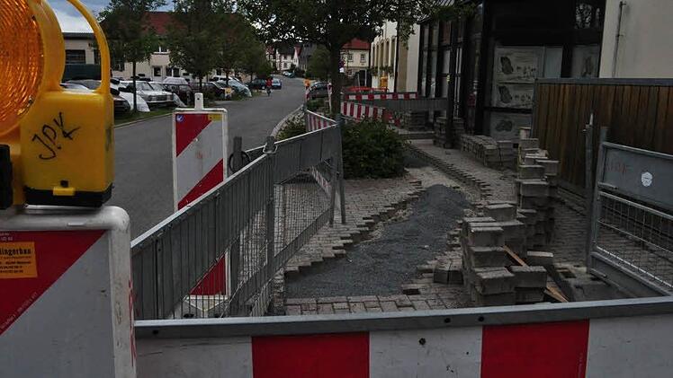 In vollem Gang, wie hier in Kraisdorf, sind zurzeit die Verlegungsarbeiten des Glasfaserkabels für ein schnelleres Internet. In den nächsten Wochen sollen in der Gemeinde Pfarrweisach alle Dörfer mit der schnellen Leitung versorgt werden. Foto: Simon Albrecht