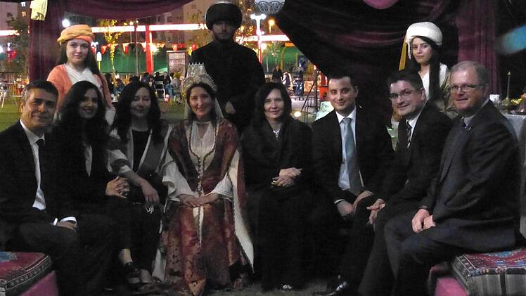 Welcome to Manisa: Im vergangenen Jahr  waren  Bernd Wicklein, Christian Gunsenheimer, Kanat Akin und Alexandra Kemnitzer  (sitzend, von rechts)  als offizielle Delegation des Landkreises in der Türkei zu Gast. Einen weiteren  Besuch mit politischem Charakter  wird es auf absehbare Zeit nicht geben. Kontakte zur türkischen Zivilgesellschaft bleiben aber das Ziel des Landkreises Coburg.privat