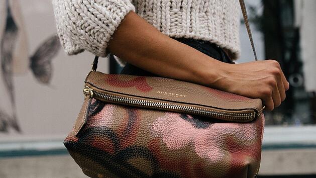 Handtaschen sind zwar praktische Alltagshelfer, führen aber oft zu Rückenschmerzen. Doch das muss nicht sein! Symbolbild: Free-Photos/ pixabay.com
