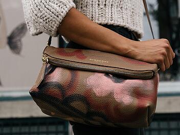 Handtaschen sind zwar praktische Alltagshelfer, führen aber oft zu Rückenschmerzen. Doch das muss nicht sein! Symbolbild: Free-Photos/ pixabay.com