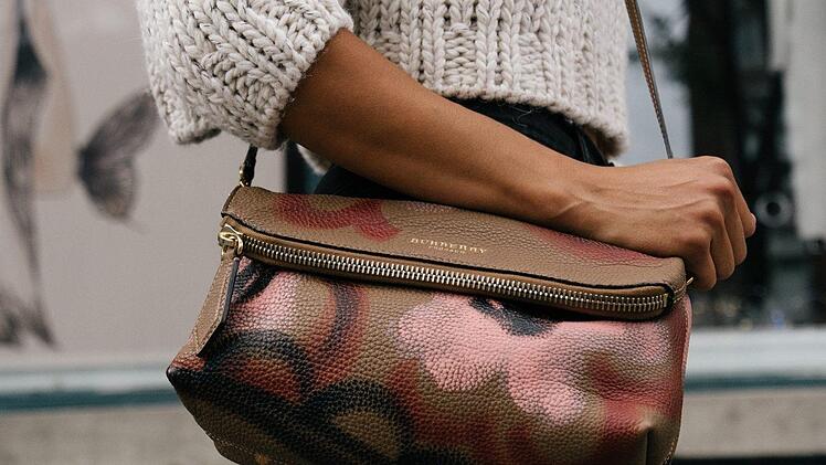 Handtaschen sind zwar praktische Alltagshelfer, führen aber oft zu Rückenschmerzen. Doch das muss nicht sein! Symbolbild: Free-Photos/ pixabay.com