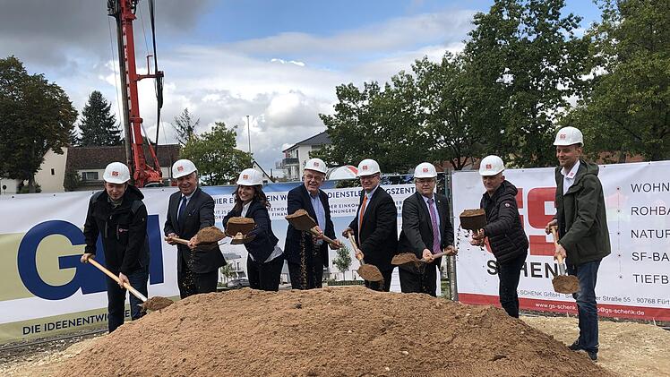 Beim Spatenstich (v.&nbsp;l.): Maximilian Hochstetter (Firma Menard), Markus Beugel (Aufsichtsratsmitglied GBI-Holding), Julia Heilmann (Projektleiterin GBI-Wohnungsbau), Edgar B&uuml;ttner ( B&uuml;rgermeister Heroldsbach), Stefan Rickert (Raiffeisenbank Heroldsbach),  Rainer Lang (Vereinigte Raiffeisenbanken Gr&auml;fenberg-Forchheim-Eschenau-Heroldsberg), Martin Schinner ("2bs"-Architekten  N&uuml;rnberg) und J&ouml;rg Henning (Firma GS-Schenk-Bauunternehmung F&uuml;rth) Foto: PR