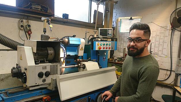 Sewar Bilal ist Fachkraft f&uuml;r Metalltechnik. Bei der Firma K&ouml;nig Pr&auml;zisionstechnik macht er eine Aufbauausbildung zum Zerspanungsmechaniker. In seinem Job hat der 23-J&auml;hrige mit Grenzwerten im Mikrobereich zu tun, auch seine Vergangenheit ist von Grenzerfahrungen gepr&auml;gt. Foto: K&ouml;nig Pr&auml;zisionstechnik