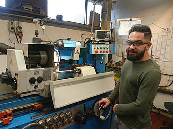 Sewar Bilal ist Fachkraft f&uuml;r Metalltechnik. Bei der Firma K&ouml;nig Pr&auml;zisionstechnik macht er eine Aufbauausbildung zum Zerspanungsmechaniker. In seinem Job hat der 23-J&auml;hrige mit Grenzwerten im Mikrobereich zu tun, auch seine Vergangenheit ist von Grenzerfahrungen gepr&auml;gt. Foto: K&ouml;nig Pr&auml;zisionstechnik