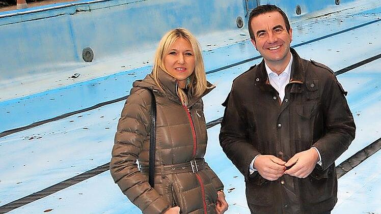 Bundestagsabgeordnete Silke Launert hatte sich im vergangenen Jahr vom sanierungsbedürftigen Zustand der Bäder in Streitberg und Egloffstein (Foto) selbst ein Bild gemacht, hier im Gespräch mit dem Egloffsteiner Bürgermeister Stefan Förtsch.