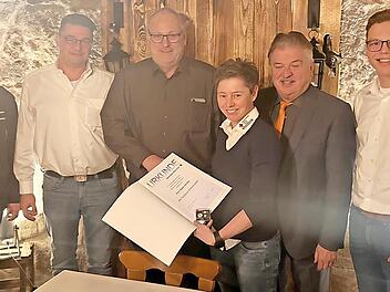 BRK-Kreisgeschäftsführer Stefan Adam, Kreisbereitschaftsleiter Kai Ramming, Stefan Härtlein, Katastrophenschutzbeauftragte Ines Sack, Landrat Klaus Peter Söllner und Wasserwacht-Kreisvorsitzender Jannik Ramming (von links)