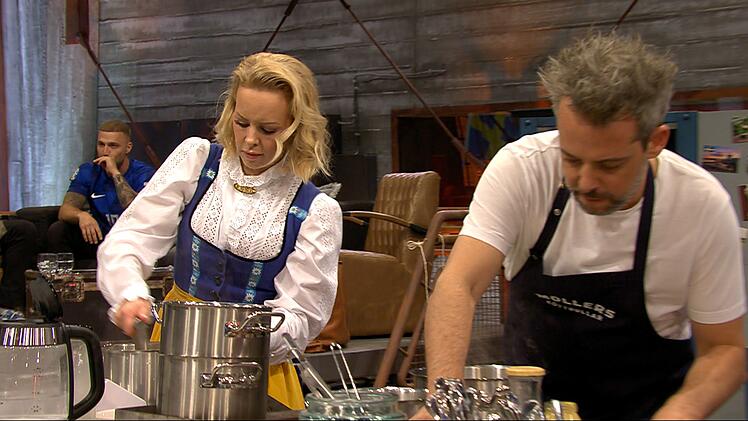 Team Schweden mit Isabel Edvardsson und Henrik M&ouml;ller gewann mit "K&ouml;ttbullar mit Kartoffelstampf, Gurkensalat und Preiselbeeren" einstimmig gegen Henssler.