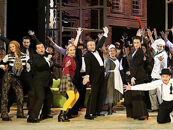 "Me and My Girl": Beim legendären Lambeth Walk im Finale des ersten Aktes  von Noel Gays Musical bebt die Bühne des Landestheaters.Fotos: Henning Rosenbusch