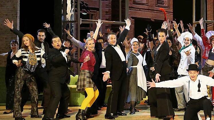 "Me and My Girl": Beim legendären Lambeth Walk im Finale des ersten Aktes  von Noel Gays Musical bebt die Bühne des Landestheaters.Fotos: Henning Rosenbusch