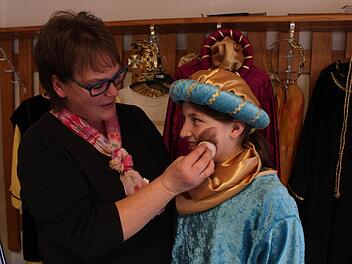Nicole Götz und Klara Weidmann machen den Test: Die Gewänder sitzen, die Schminke hält, die Aschacher Sternsinger sind bereit für ihren großen Auftritt am Montag. Fotos: Carmen Schmitt