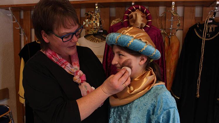 Nicole Götz und Klara Weidmann machen den Test: Die Gewänder sitzen, die Schminke hält, die Aschacher Sternsinger sind bereit für ihren großen Auftritt am Montag. Fotos: Carmen Schmitt