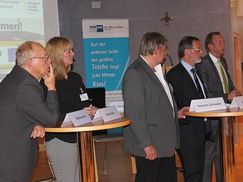 Das Thema TTIP brachte interessiertes Publikum in den Pavillon der Sparkasse-Hauptstelle. Foto: Veronika Schadeck