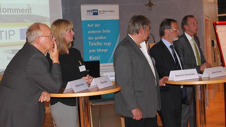 Das Thema TTIP brachte interessiertes Publikum in den Pavillon der Sparkasse-Hauptstelle. Foto: Veronika Schadeck