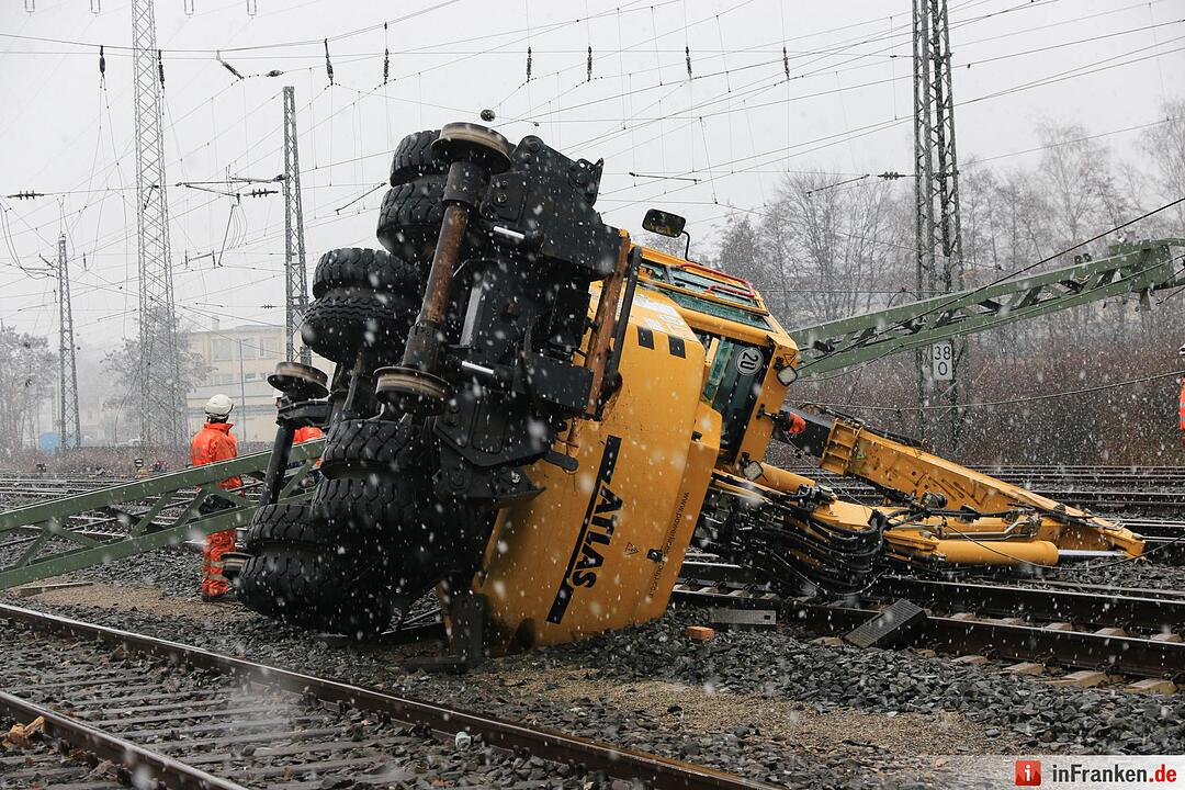 Forchheim: Bagger kippt auf Bahngleis