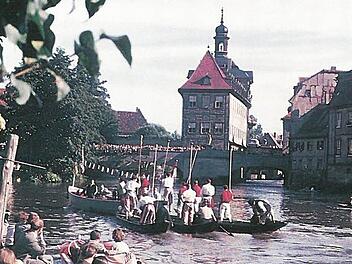 Die Sandkerwa 1956: Anfahrt zum Fischerstechen auf der Regnitz in Bamberg. Foto: Werner Kohn
