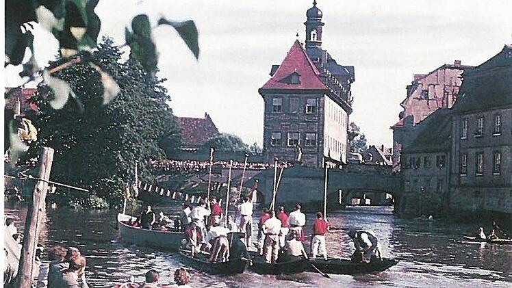 Die Sandkerwa 1956: Anfahrt zum Fischerstechen auf der Regnitz in Bamberg. Foto: Werner Kohn