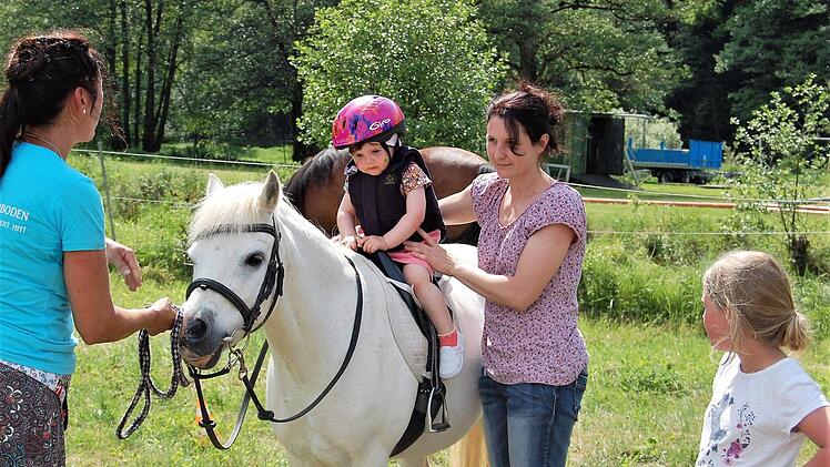 Das Ponyreiten lockte sogar kleinste Mädchen 700 Jahre Rupboden Foto: Sigismund von Dobschütz