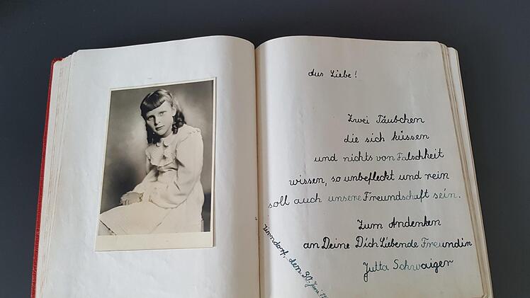 Kommunionbilder-Einkleben war damals üblich an der Nürnberger Schule von Gaby Trinkl. Foto: Christofzik