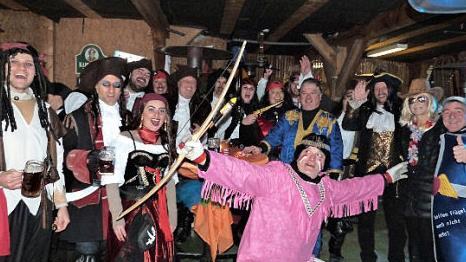 Die "Freibeuter vom Amt" waren die ersten Faschingsgäste bei der "Warm-up"-Party des Landrats vor dem großen Marktplatztreiben in Stadtsteinach. Foto: Werner Reißaus