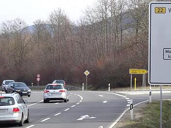 Schon weit vor dem gesperrten Streckenabschnitt der B22 bei W&uuml;rgau weisen gro&szlig;e Schilder auf das Fahrverbot hin.  Foto: Timo St&ouml;hr