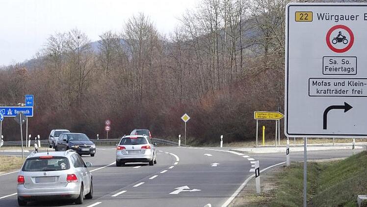 Schon weit vor dem gesperrten Streckenabschnitt der B22 bei W&uuml;rgau weisen gro&szlig;e Schilder auf das Fahrverbot hin.  Foto: Timo St&ouml;hr