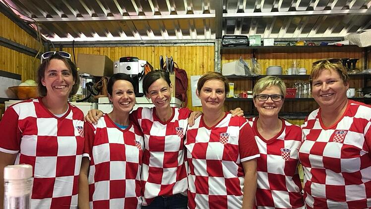 Diese Herzogenauracher Frauen sprangen spontan an der Bude ein.