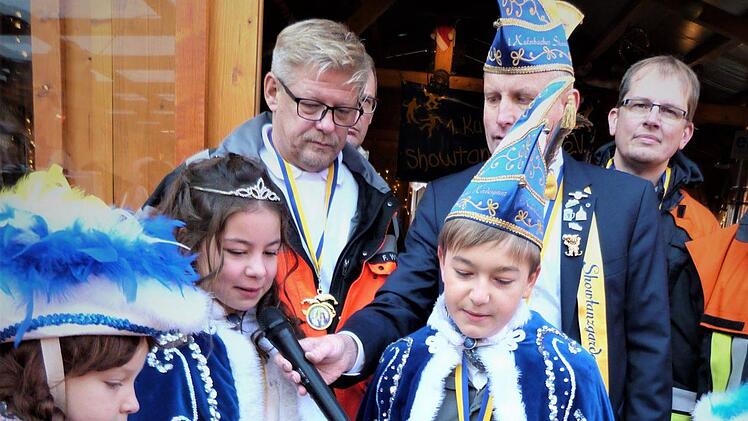 Das Kinderprinzenpaar Jonas I. und Marielle I. bei ihrer Antrittsrede im Winterdorf: "Helau ihr Narren, ein Traum wird wahr, jetzt stehen wir hier als Kinderprinzenpaar." Werner Reißaus