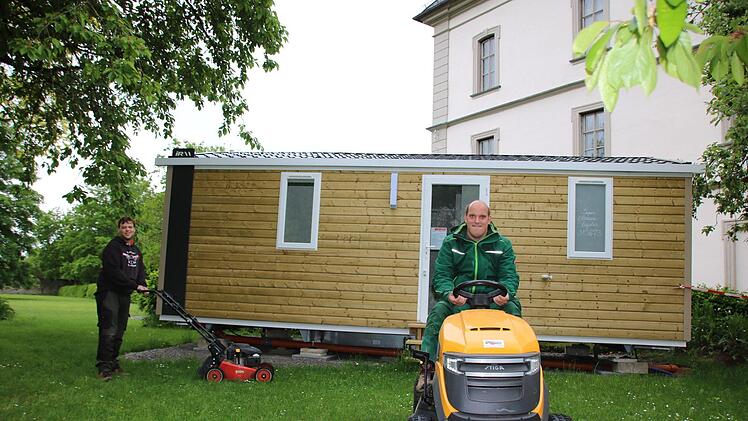 Fabi Hesselbach (links) und Michael Froschauer von der Klostergärtnerei Maria Bildhausen mähen den Platz vor dem neu gebauten mobilen Haus für Lehrkräfte und Betreuer im Schwesterngarten.  Foto: Ralf Ruppert
