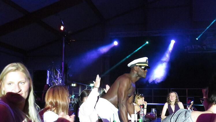 Nicht jugendfrei: Stripper Jeremy nimmt ein Bad in der Menge