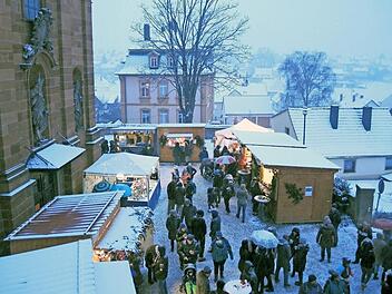 Blick auf den stimmungsreichen Weihnachtsmarkt in Litzendorf im Schatten der Pfarrkirche Foto: Archiv/Gemeinde Litzendorf