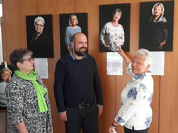 Die Organisatorinnen Karin Daferner (rechts), Nieves Schwierzeck mit dem Kaufmännischen Direktor der Hartwaltklinik Mathias Kirchner bei der Vernissage. Foto: Rolf Pralle