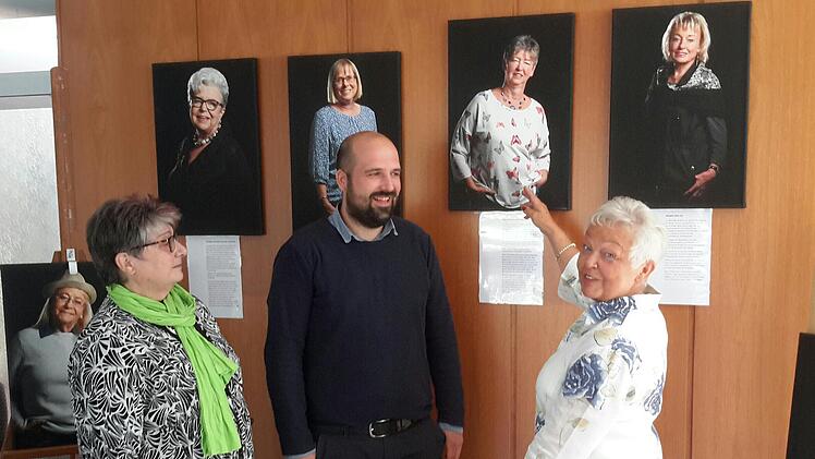 Die Organisatorinnen Karin Daferner (rechts), Nieves Schwierzeck mit dem Kaufmännischen Direktor der Hartwaltklinik Mathias Kirchner bei der Vernissage. Foto: Rolf Pralle