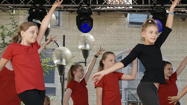 Der angekündigte Umzug fiel zwar aus. Aber die Gruppen der 1. Großen Bad Brückenauer Karnevalsgesellschaft zeigten eine Choreografie.  Foto: Steffen Standke