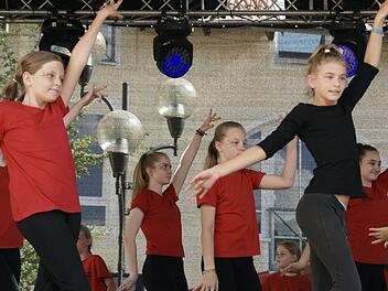Der angekündigte Umzug fiel zwar aus. Aber die Gruppen der 1. Großen Bad Brückenauer Karnevalsgesellschaft zeigten eine Choreografie.  Foto: Steffen Standke
