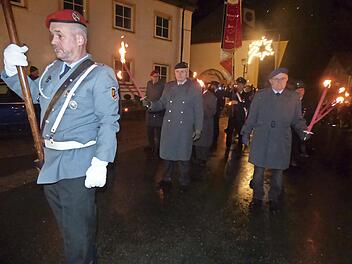 Angeführt wurde die Prozession von der Soldaten- und Reservistenkameradschaft Wichsenstein, gefolgt von der Feuerwehr Wichsenstein und den Wannbacher Dorfmusikanten.