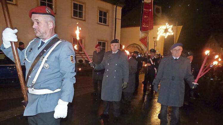 Angeführt wurde die Prozession von der Soldaten- und Reservistenkameradschaft Wichsenstein, gefolgt von der Feuerwehr Wichsenstein und den Wannbacher Dorfmusikanten.
