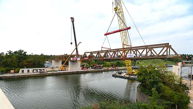 N&uuml;rnberg: Behelfsbr&uuml;cken werden montiert - "Verbindung vom Hafen aus gesichert"