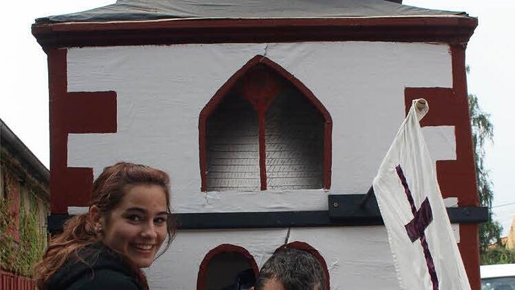 Das Modell der Dorfkirche ist bei jedem Umzug dabei und muss von Frank Hartmann und Anna-Lena Biersack ausgebessert werden - ein bisschen Schabernack darf dabei nicht fehlen.