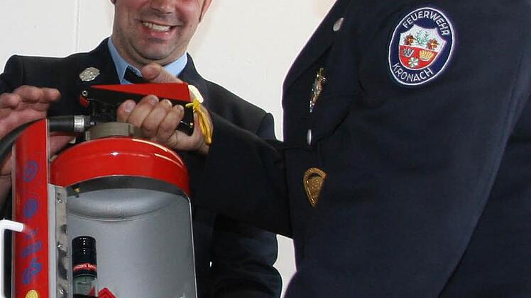 Originell: Der Vorsitzende der Kronacher Wehr hatte einen Feuerlöscher mit Ramazotti-Set als Gastgeschenk dabei.