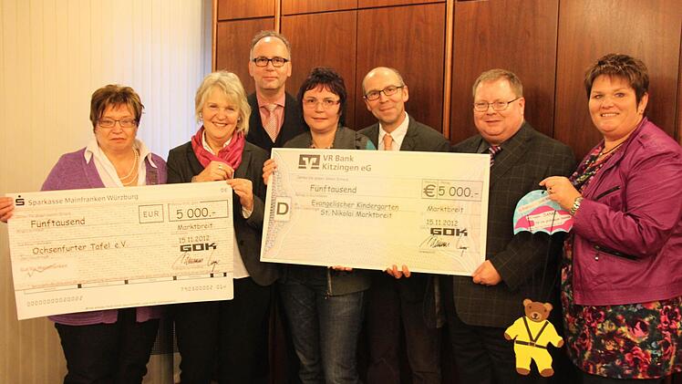 Gertraud Baier und Luise Zitzmann freuten sich mit Kindergartenleiterin Petra Leipold und Pfarrer Thomas Volk über die Spende der Firma GOK mit Geschäftsführer Gerald Unger (Dritter von links) und dem Ehepaar Dieter und Maria Kleine (rechts).  Foto: Riegler
