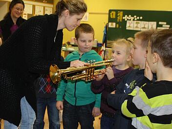 Kräftig einatmen: Musiklehrerin Yvonne Roth-Wächter lässt Emily einmal richtig in die Trompete hineinpusten. Foto: Anke Schmitt-Gundelach