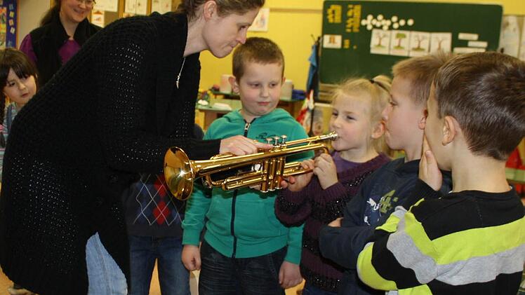Kräftig einatmen: Musiklehrerin Yvonne Roth-Wächter lässt Emily einmal richtig in die Trompete hineinpusten. Foto: Anke Schmitt-Gundelach