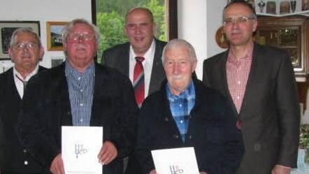 Bei der Generalversammlung des Gesangvereins Zeitlofs standen Ehrungen auf der Tagesordnung (von links): Vorsitzender Werner Spahn, Heinz Zeller (60 Jahre Mitglied), Michael Neigerdt (Hessischer Chorverband), Karl-Heinz Möbus (zehn Jahre) und 2. Bürgermeister Roland Limpert. Foto: Gesangverin Zeitlofs